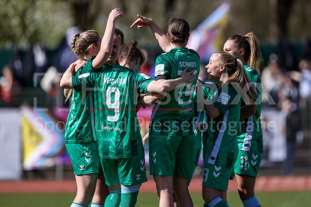 Fussball, Google Pixel Frauen-Bundesliga, SV Werder Bremen - Eintracht Frankfurt | v.li.: Spielerinnen des SV Werder Bremen mit Torjubel, Jubel, jubeln, jubelt, optimistisch, Spielszene, Highlight, Freude über das Tor zum 1:0, DIE DFB-RICHTLINIEN UNTERSAGEN JEGLICHE NUTZUNG VON FOTOS ALS SEQUENZBILDER UND/ODER VIDEOÄHNLICHE FOTOSTRECKEN. DFB REGULATIONS PROHIBIT ANY USE OF PHOTOGRAPHS AS IMAGE SEQUENCES AND/OR QUASI-VIDEO.
