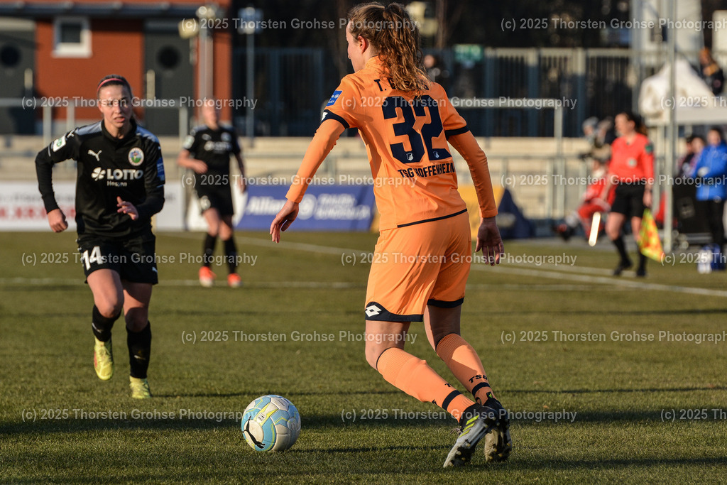 Fussball-BL Frauen 1. FFC Frankfurt vs. TSG 1899 Hoffenheim | Groenen Jackie #14 (1.FFC Frankfurt), Tamar Dongus #32 (TSG 1899 Hoffenheim); Fussball-BL Frauen 1. FFC Frankfurt vs. TSG 1899 Hoffenheim, Fussball-Bundesliga Frauen am 24.02.2018 im Stadion am Brentanobad in Frankfurt/Main, (Deutschland) - Realisiert mit Pictrs.com