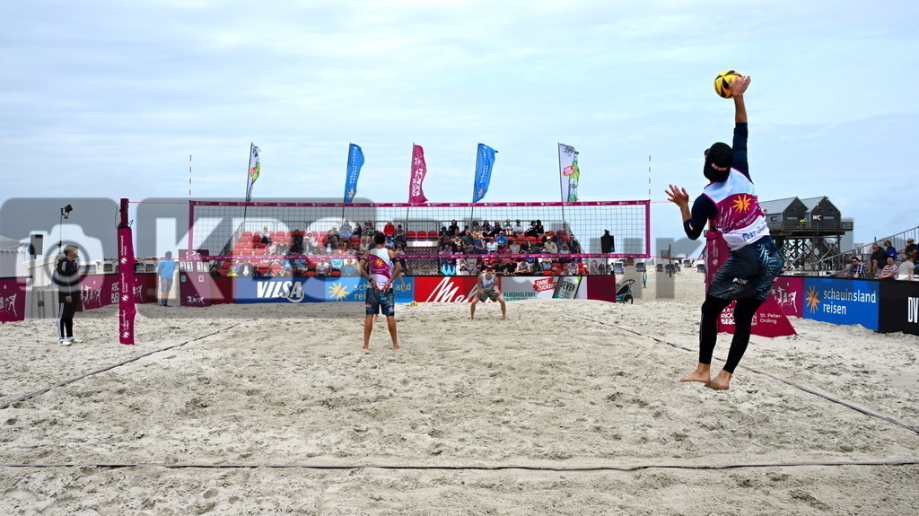 KBS Picture_Rock-The-Beach_Beachvollyball_081 | vorne v.l. Erdmann Jonathan (1. Beachclub Kiel) , Zemljak Nejc (1. Beachclub Kiel) , hinten Rock the Beach - die Nationale Beach-Vollyball Serie mit Festival-Charakter auf der Sandbank Strand in Ording vom 04.07. - 06.07.2025 , Qualifikation zur Deutschen Meisterschaft , - Realisiert mit Pictrs.com