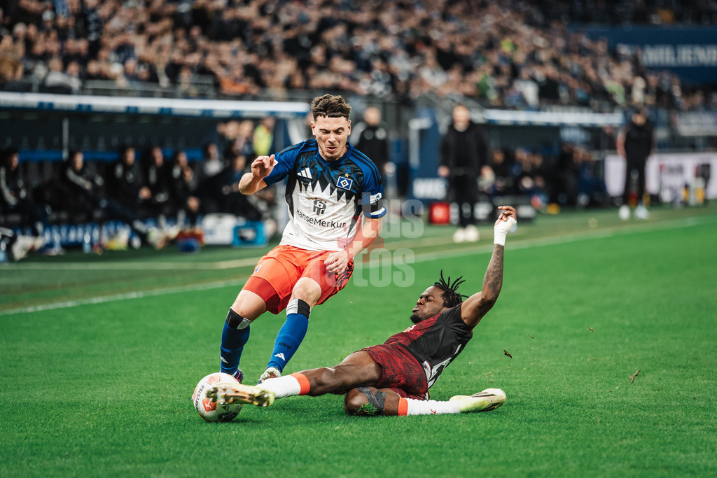 Fußball | Männer | Saison 2025/2026 | 1. Fußball-Bundesliga | 24. Spieltag | Hamburger SV vs. RB Leipzig | 01.03.2026 | v.l. William Mikelbrencis (#2, HSV) gegen Castello Lukeba (#23, RB Leipzig)