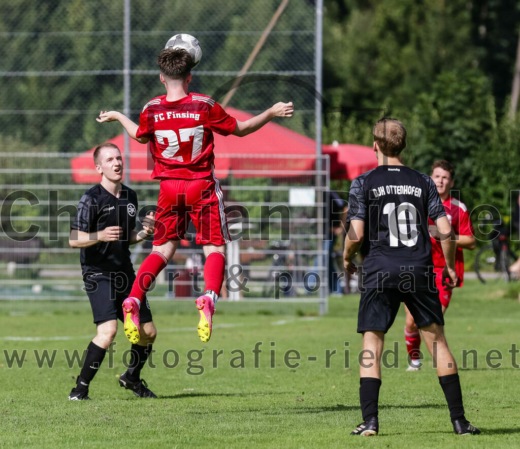 2023-09-17_067_DJK_Ottenhofen_gegen_FC_Finsing_II | Ottenhofen, Deutschland, 17.09.2023:
Fußball, Kreisklasse 2023 / 2024, 7. Spieltag, DJK Ottenhofen gegen FC Finsing II, Endergebnis: 3:0

Lukas Meinzer (DJK Ottenhofen, #13), Luca Kleiner (FC Finsing, #27), Markus Morawietz (DJK Ottenhofen, #10)

Foto: Christian Riedel / fotografie-riedel.net