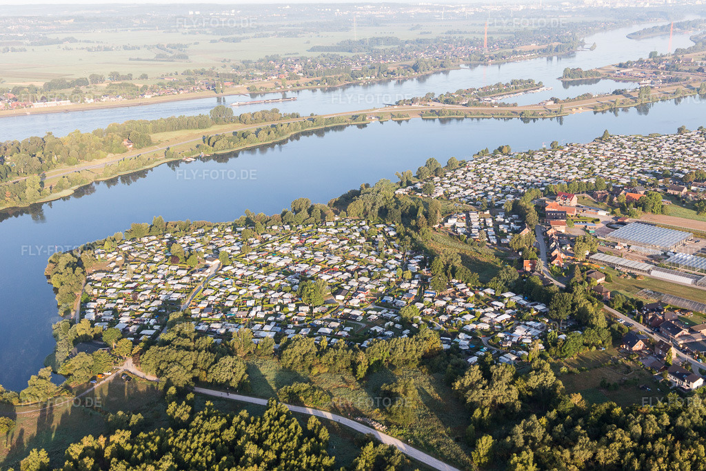 Luftbild: Wohnwagen und Zelte- Campingplatz - und Zeltplatz Camping Jacobsen am Elbdeich im Ortsteil Ochsenwerder in Hamburg im Bundesland Hamburg in Deutschland. Foto: IMG_110231.jpg vom 18.08.2018 durch Werner Riehm/FLY-FOTO.de