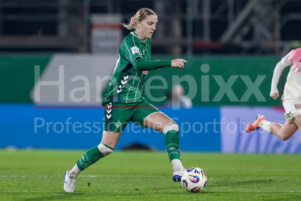 Fussball, Google Pixel Frauen-Bundesliga, SV Werder Bremen - Bayer 04 Leverkusen | Lina Hausicke (SV Werder Bremen, 18) am Ball, Einzelbild, Ganzkörper, Aktion, Action, Spielszene, DIE DFB-RICHTLINIEN UNTERSAGEN JEGLICHE NUTZUNG VON FOTOS ALS SEQUENZBILDER UND/ODER VIDEOÄHNLICHE FOTOSTRECKEN. DFB REGULATIONS PROHIBIT ANY USE OF PHOTOGRAPHS AS IMAGE SEQUENCES AND/OR QUASI-VIDEO.