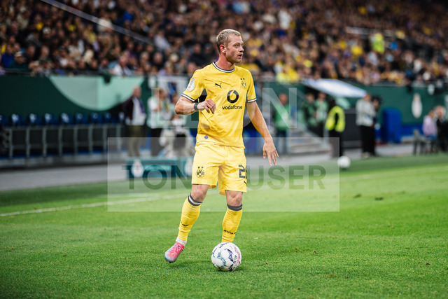 DFB-Pokal: HEBC - Borussia Dortmund, 01.09.2026 | Julian Ryerson (Borussia Dortmund, 26) am Ball; Fußball, DFB-Pokal, 1. Runde: HEBC vs. Borussia Dortmund am 01.09.2026 im Volksparkstadion, HamburgDFB REGULATIONS PROHIBIT ANY USE OF PHOTOGRAPHS AS IMAGE SEQUENCES AND/OR QUASI-VIDEO. - Realisiert mit Pictrs.com