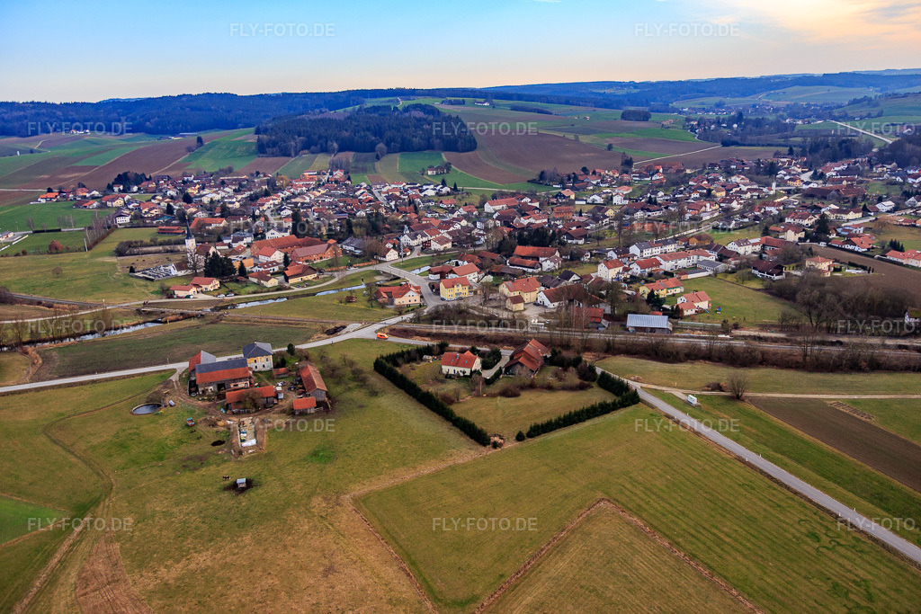 Luftbild: Brombacher Straße im Ortsteil Anzenkirchen in Triftern im Bundesland Bayern in Deutschland. Foto: IMG_085519.jpg vom 31.12.2015 durch Werner Riehm/FLY-FOTO.de