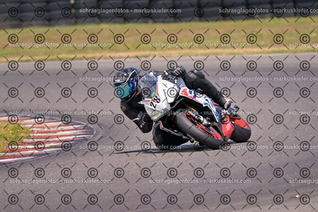 26bt05-1466 | markuskiefer.com - Realisiert mit Pictrs.com