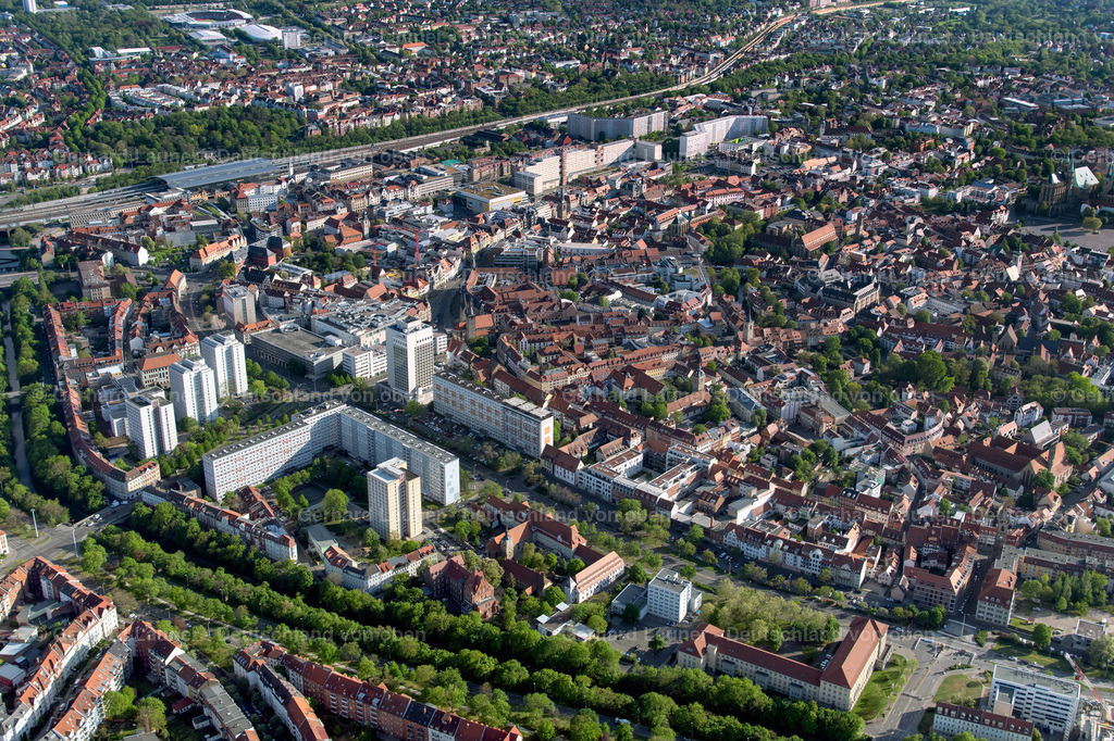 4026041 | ERFURT 06.05.2020 Stadtansicht des Innenstadtbereiches entlang des Juri-Gagarin-Ring in Erfurt im Bundesland Thüringen, Deutschland. // City view on down town entlang of Juri-Gagarin-Ring in Erfurt in the state Thuringia, Germany. Foto: Gerhard Launer