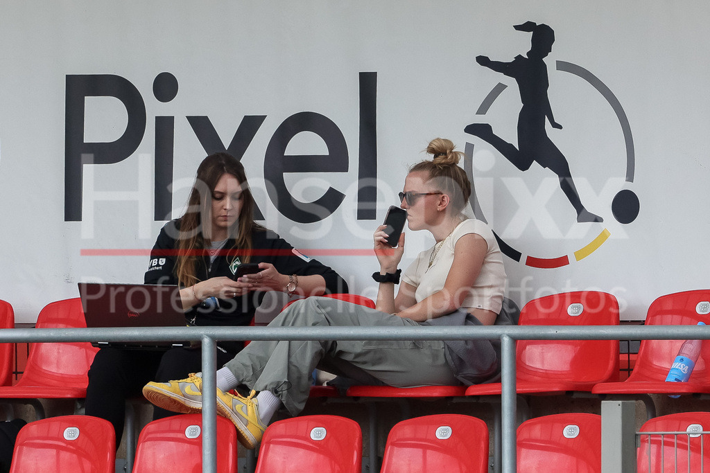 Fussball, Google Pixel Frauen-Bundesliga, Bayer 04 Leverkusen - SV Werder Bremen | v.li.: Marie Backhaus (Presseverantwortliche, SV Werder Bremen) und die verletzte Lina Hausicke (SV Werder Bremen, 18) auf der Tribüne, DIE DFB-RICHTLINIEN UNTERSAGEN JEGLICHE NUTZUNG VON FOTOS ALS SEQUENZBILDER UND/ODER VIDEOÄHNLICHE FOTOSTRECKEN. DFB REGULATIONS PROHIBIT ANY USE OF PHOTOGRAPHS AS IMAGE SEQUENCES AND/OR QUASI-VIDEO.