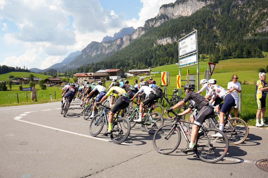 631_20230817_Bewerb_Maenner_Muehlanger | AUT - OESTERREICH, 2023-08-16: SPORT RENNRAD-FAHREN - 55. INTERNATIONALER RADWELTPOKAL IN ST. JOHANN IN TIROL  - Vintage-Radrennen mit WM-Bronze-Medaillen-Siegerin Christina Schweinberger, den Teilnehmer und Alexander Baumann (vom Orginastions-Team) - TAG 2 BEWERB MAENNER IN SECHS GRUPPEN  ; Foto: Roland Muehlanger