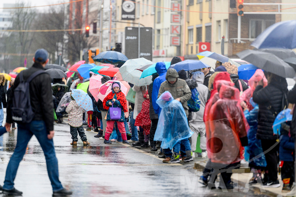 _DWA2259 | Trotz Nieselregen schlängelte sich der „Gaudiwurm“ am Sonntag durch die Nürnberger Innenstadt an tausenden Faschingsfans vorbei.  Nürnberg, 11.02.2024 - Realisiert mit Pictrs.com