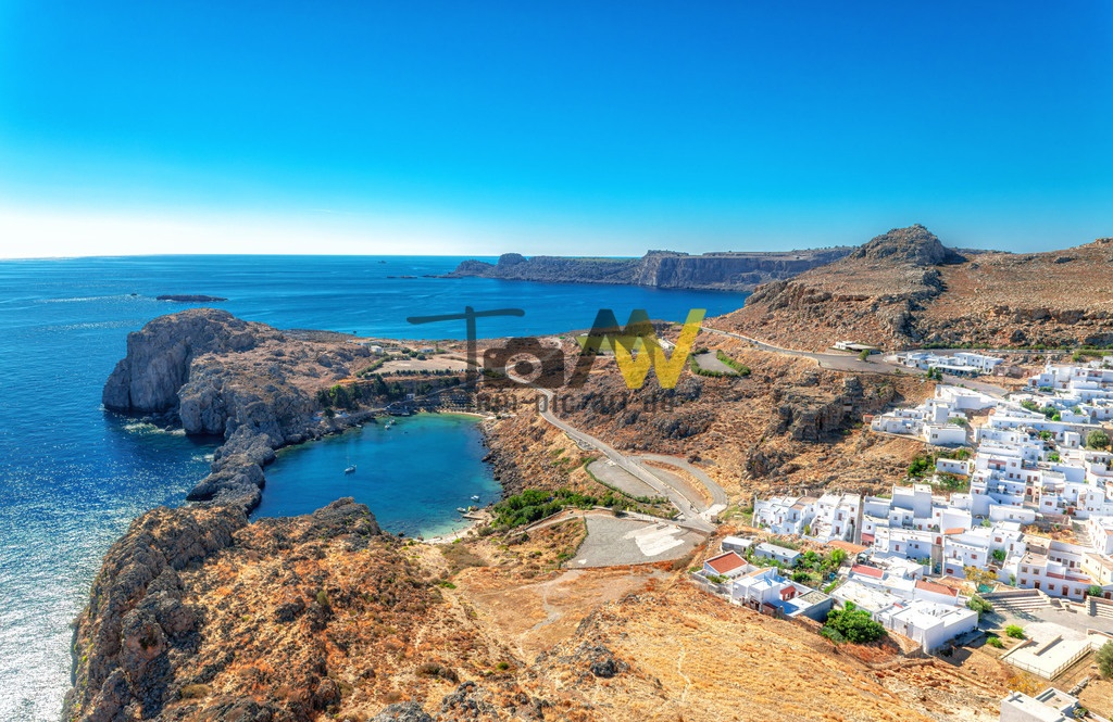 Panoramablick in die Bucht von Lindos--Rhodos Griechenland | Ein kleiner Ausblick über die Klippen und die Bucht von Lindos und das tief blaue Meer hinaus - Realisiert mit Pictrs.com