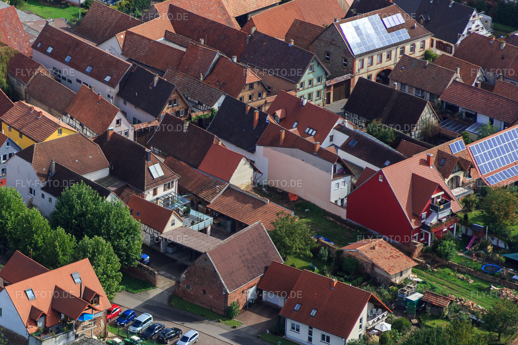 Luftbild: Hauptstraße von Süden im Ortsteil Heuchelheim in Heuchelheim-Klingen im Bundesland Rheinland-Pfalz in Deutschland. Foto: IMG_072606.jpg vom 19.09.2014 durch Werner Riehm/FLY-FOTO.deAuflösung des Originals: 3178 x 2119 px