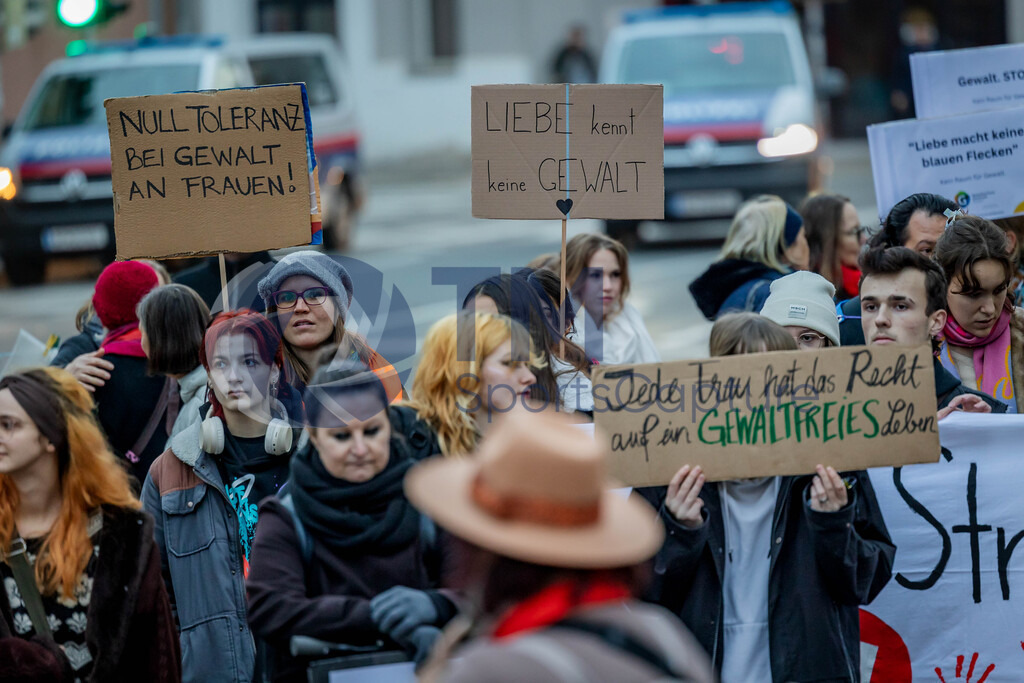 R06_2682 | 29.NOV.24-Protestmarsch gegen Gewalt-Copyright: Katholische Kirche Kärnten/Denk Dich Neu/Trainproduction/Matthias Trinkl