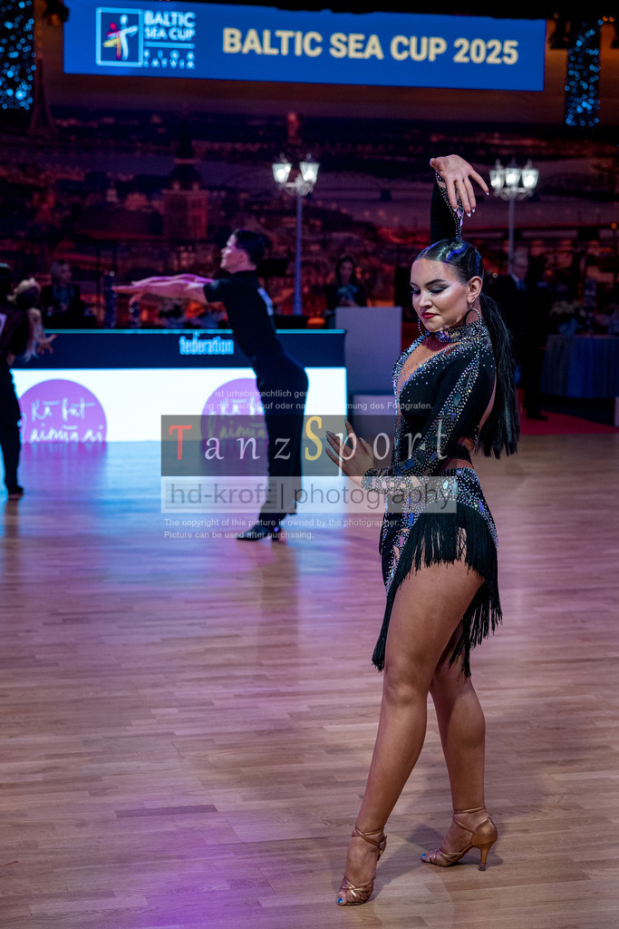 20251212_WDSF_World_Ch_Cup_RS-Lat_0721-2 | Tanzsportbilder, Standardtanz, Lateintanz, WDSF, DTV, LTVB, dancecomp, goc, hessen tanzt, blaues band der spree, walzer, tango, wiener walzer, slowfox, quickstepp, samba, rumba, cha-cha-cha, paso doble. jive, hd-kroft photography, turniertanzsport