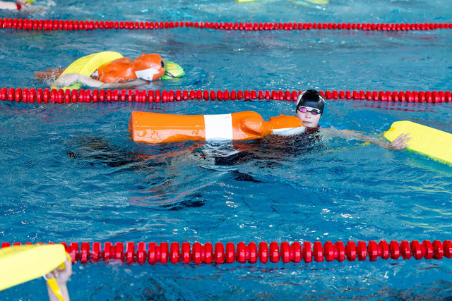 DLRG, Wettkampf, Rettungssport, Landesverbandsmeisterschaften 2026 13.06.2026 | Bedburg, Deutschland - June, 13: Deling, Klara aus dem Verein DLRG Moenchengladbach im Lauf Nr. 79 der Landesverbandsmeisterschaften 2026 im MonteMare Bedburg. In dem Lauf Nr. 79 traten die Teilnehmenden in der Disziplin 100m Lifesaver gegeneinander an. (Foto: Benedikt Lang (DLRG) - Realisiert mit Pictrs.com