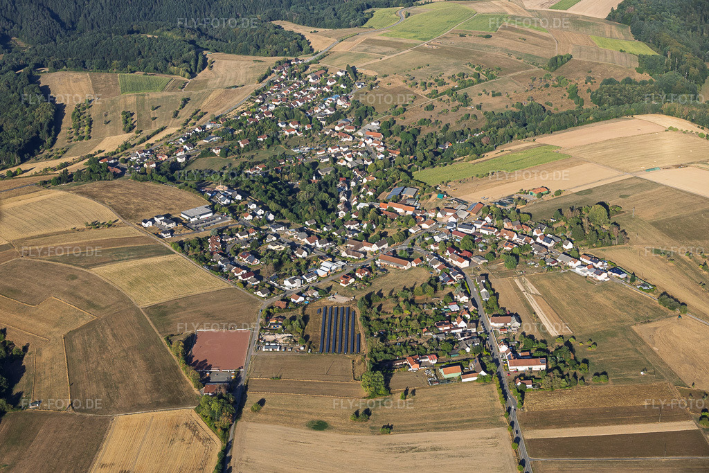Luftbild: Ortsansicht von Osten in Kröppen im Bundesland Rheinland-Pfalz in Deutschland. – Foto: IMG_158715.jpg vom 14.08.2026 durch Werner Riehm/FLY-FOTO.de – Auflösung des Originals: 5745 x 3830 px