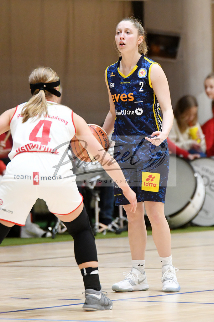 20200209_PAOEBS_0031 | Basketball, Frauen: Toshua Renea Leavitt (Eintracht Braunschweig) in Aktion, am Ball, Einzelaktion waehrend des Spiels der 2. DBBL zwischen Panthers Academy Osnabrueck und Eintracht Braunschweig im datos – home of the panthers am 09.02.2020 in Osnabrueck, Deutschland. - Realisiert mit Pictrs.com