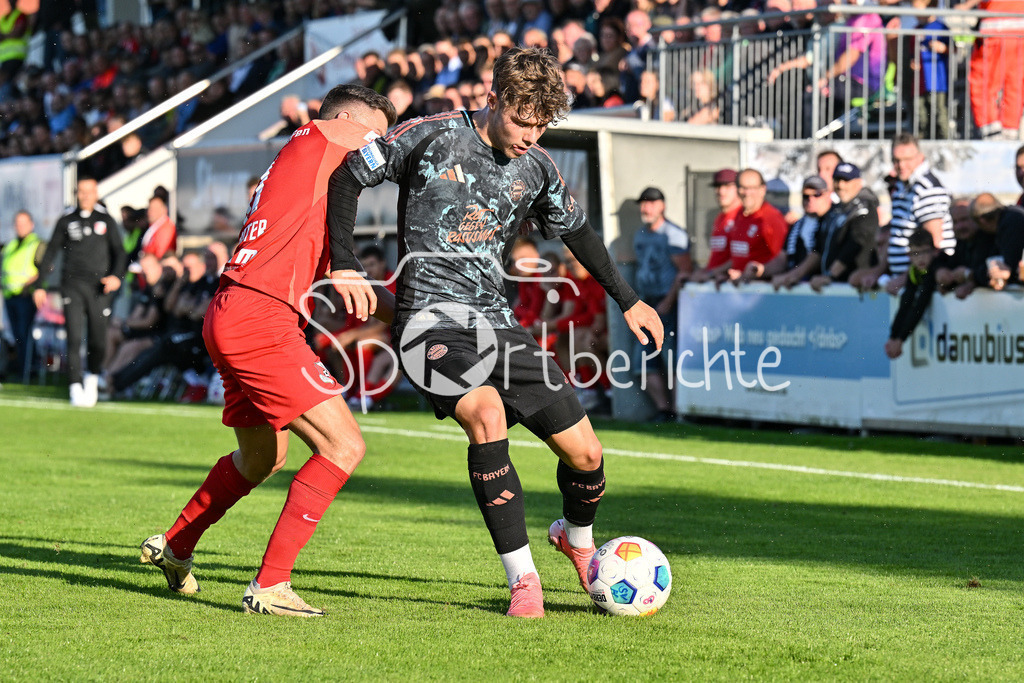 SpVgg Hankofen-Hailing - FC Bayern Amateure | im Duell Daniel RABANTER (Spvgg #11) und Maximilian WAGNER (FC Bayern München II #9) / Zweikampf