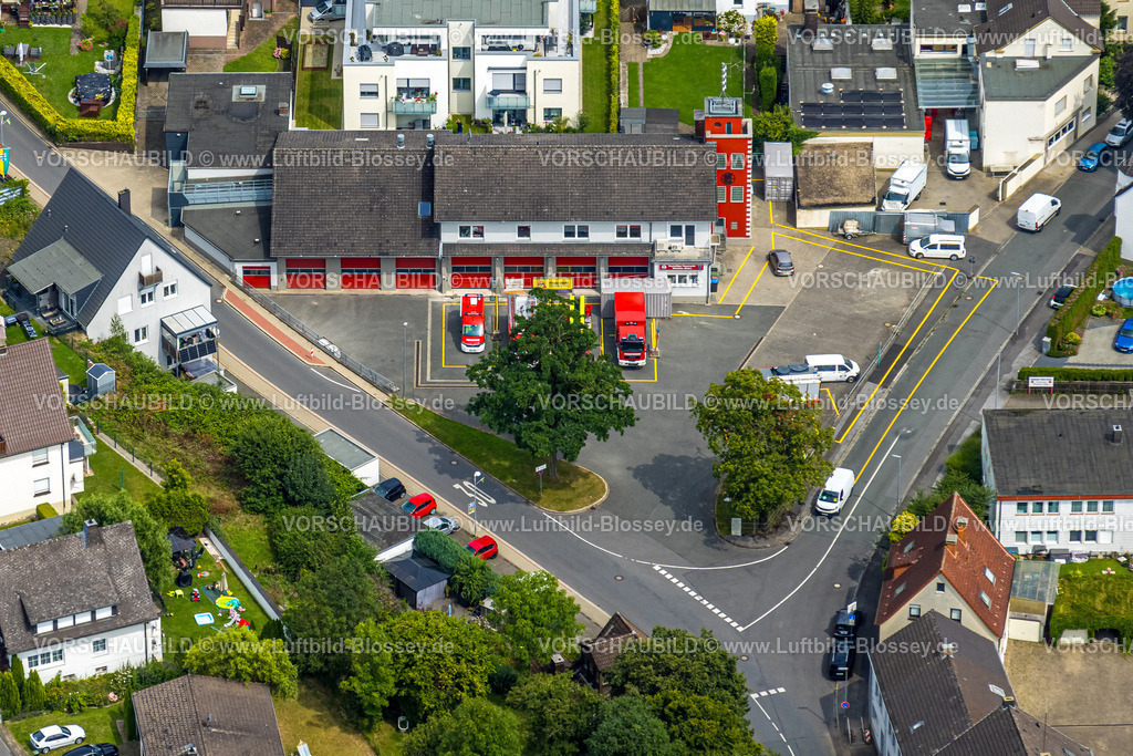 Wickede240711553-2 | Luftbild, Freiwillige Feuerwehr Wickede mit Feuerwehr Einsatzwagen, roter Feuerwehrturm, Wohngebiet Oststraße, Wickede, Soester Börde, Nordrhein-Westfalen, Deutschland