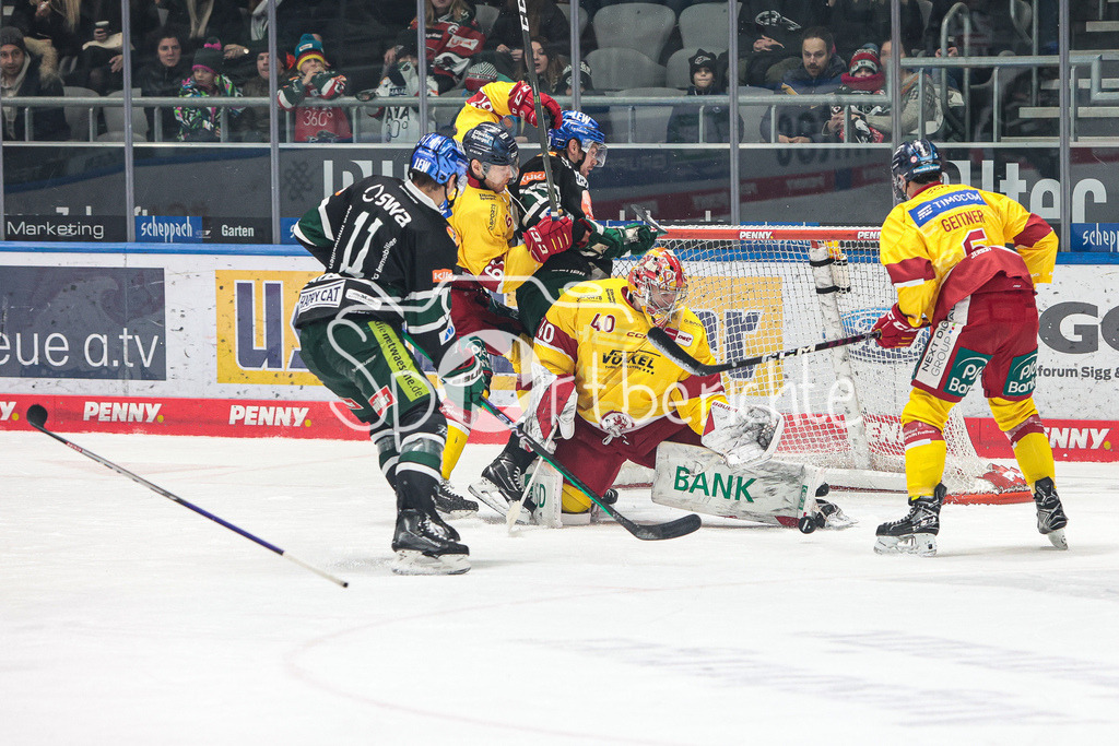 Augsburger Panther - Duesseldorfer EG | Mit vereinten Kraeften koennen die Duesseldorfer um Henrik HAUKELAND (DEG #40) ein Gegentor verhindern