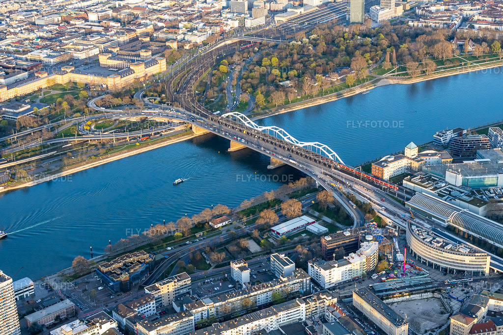 Luftbild: Rhein mit Konrad-Adenauer-Brücke und Berliner Platz im Ortsteil Innenstadt in Mannheim im Bundesland Baden-Württemberg in Deutschland. Foto: IMG_153546.jpg vom 23.03.2026 durch Werner Riehm/FLY-FOTO.deAuflösung des Originals: 5770 x 3846 px