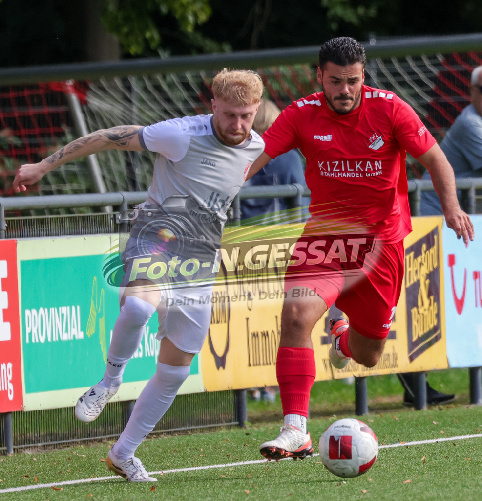 FC RW Kirchlengern - VfL Theesen | Auf dem Bild zu sehen: Grau FC RW Kirchlengern: Jan Luka Kollmeier ; Rot VfL Theesen: Arian BerishaFC RW Kirchlengern, VfL Theesen, Saison 26/27, Westfalenliga, Kirchlengern, Deutschland - Realisiert mit Pictrs.com