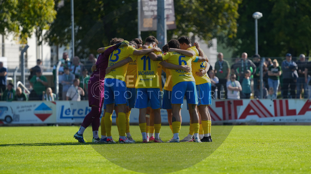 Fußball, Herren, Saison 2025/2026, Regionalliga Nordost, 10. Spieltag, FSV 63 Luckenwalde vs. BSG Chemie Leipzig, Samstag 27.09.2025, Werner-Seelenbinder-Stadion Luckenwalde, | Fußball, Herren, Saison 2025/2026, Regionalliga Nordost, 10. Spieltag, FSV 63 Luckenwalde vs. BSG Chemie Leipzig, Samstag 27.09.2025, Werner-Seelenbinder-Stadion Luckenwalde, Im Bild: Der Mannschaftskreis des FSV 63 Luckenwalde. - Realisiert mit Pictrs.com