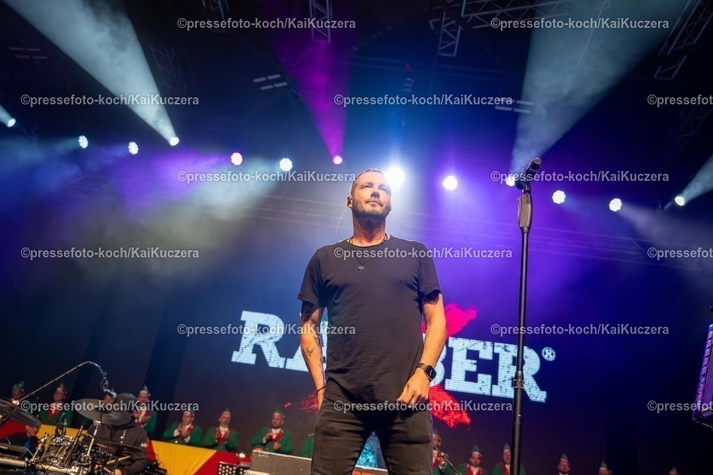 KKU25012501064 | 25.01.2025, xkkux, Düsseldorf, Karnevalsveranstaltung - Die Lachende in der Mitsubishi Electric HALLE. Die Band Räuber performt bei ihrem Auftritt. Im Bild Frontman Sven West (Sänger)