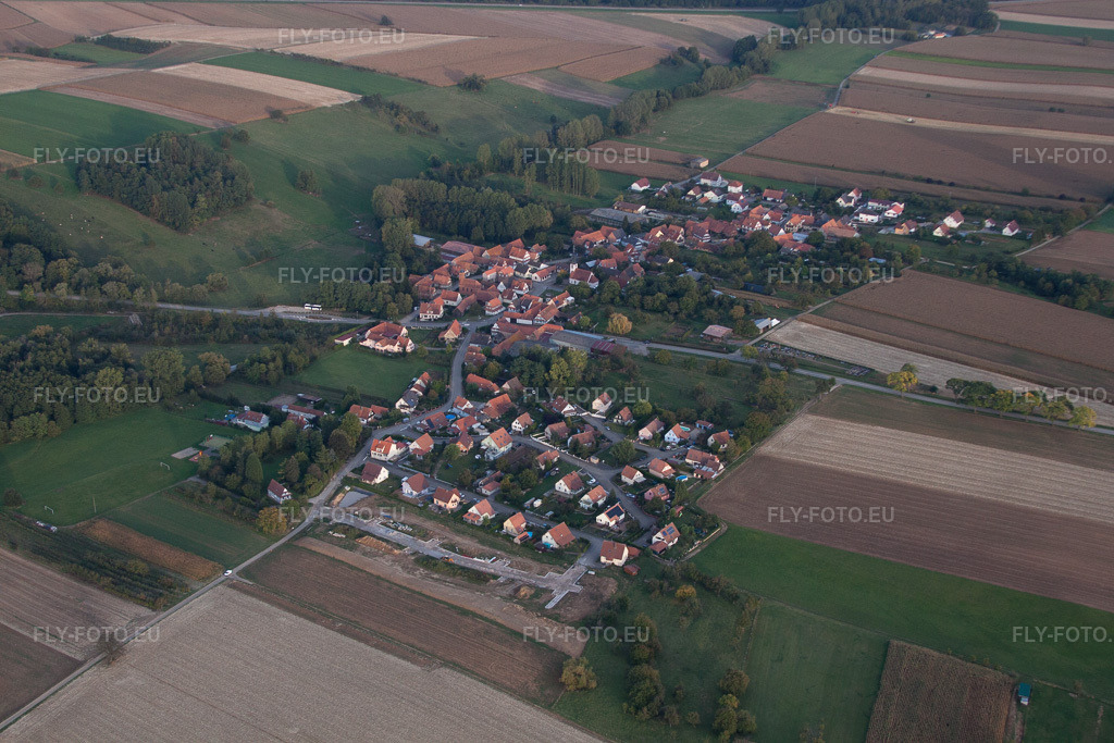 Vue aérienne: Champs agricoles et terres arables à Ingolsheim dans le département Bas Rhin, France. Photo: IMG_53752.jpg prise le 30/09/2012 par Werner Riehm/FLY-FOTO.eu – Résolution de l'original: 4752 x 3168 px