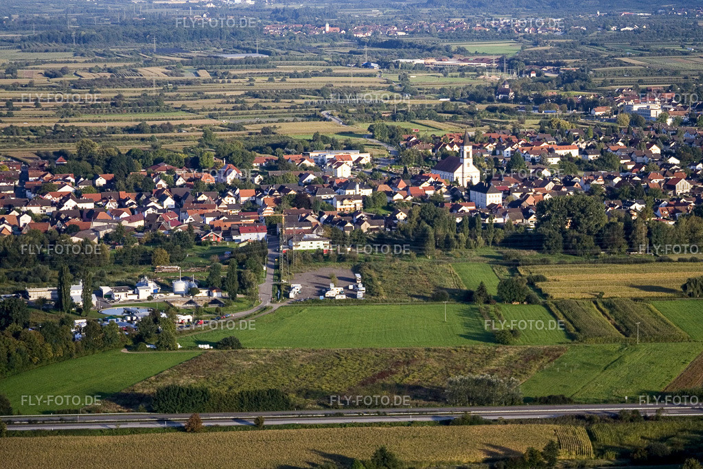 Ortsansicht der Straßen und Häuser der Wohngebiete | Luftbild: Ortsansicht der Straßen und Häuser der Wohngebiete im Ortsteil Urloffen in Appenweier im Bundesland Baden-Württemberg in Deutschland. Foto: IMG_8174.jpg vom 15.09.2007 durch Werner Riehm/FLY-FOTO.de - Realisiert mit Pictrs.com
