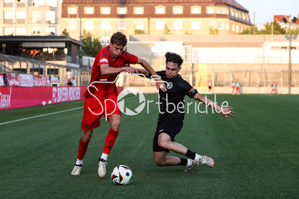 FC Bayern Amateure - SpVgg Ansbach | im Duell Jonathan Asp JENSEN (FCB #11) und Christian KESTEL (Ansbach #16) / Zweikampf
