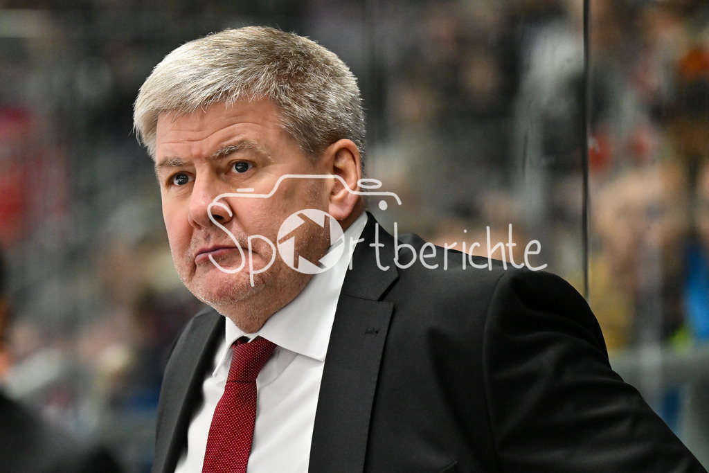 Augsburger Panther - Adler Mannheim | AUGSBURG, GERMANY - 28. DECEMBER: im Bild Bill PETERS Trainer Augsburger Panther / Einzelfoto / Freisteller während dem Match zwischen den Augsburger Panthern und den Adler Mannehim am 33. Spieltag der Penny DEL im Curt Frenzel Stadion