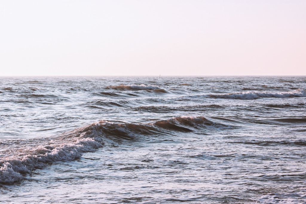 Wellen im Morgenrot – Sanftes Licht über dem Meer | Dieses Motiv zeigt die sanfte Bewegung des Meeres im warmen Licht des beginnenden Tages. Die Wellen tragen feine Strukturen, die das weiche Himmelslicht in zarten Rosa‑ und Blautönen reflektieren. Der klare Horizont und die ruhige Weite verleihen der Szene eine meditative, zeitlose Atmosphäre. Die Kombination aus Licht, Farbe und Bewegung erzeugt ein Gefühl von Gelassenheit und natürlicher Schönheit. Als Wandbild erhältlich auf Acrylglas und weiteren hochwertigen Materialien.