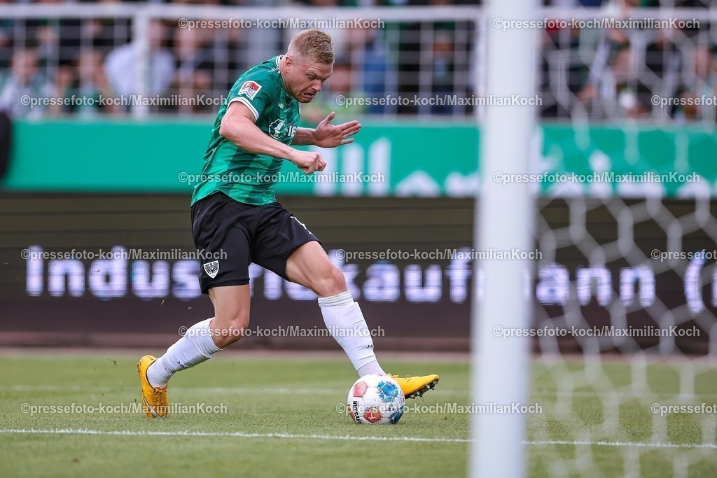 PRM22082501053 | 22.08.2025, Fußball, Preußen Münster - 1. FC Nürnberg, 2. Fußball Bundesliga,  Preußenstadion, Saison 2025 2026: Lars Lokotsch (Preussen Muenster #13) spielt um Torwart Jan Reichert (1FC Nuernberg #01) herum und verschießt aufs leere Tor  DFB regulations prohibit any use of photographs as image sequences and or quasi-video.