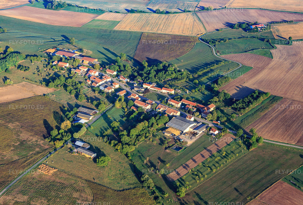 Vue aérienne: Vue de la ville depuis le sud à Moncourt dans le département Moselle, France – .Photo: IMG_117836.jpg prise le 14/09/2019 par Werner Riehm/FLY-FOTO.eu – Résolution de l'original: 4913 x 3340 px