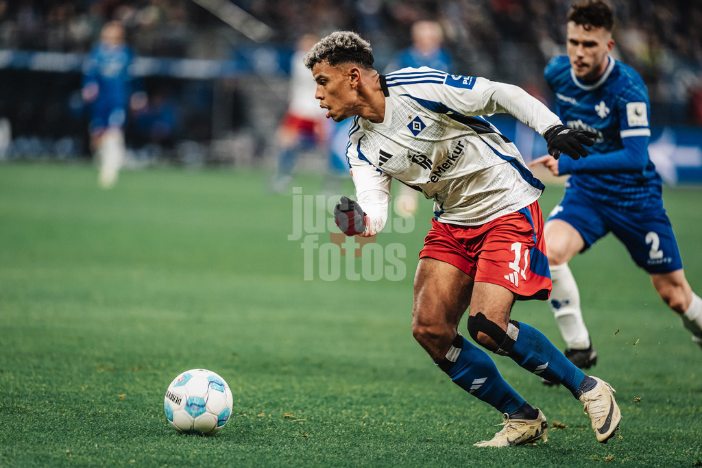 Fußball | Männer | Saison 2024/2025 | 2. Fußball-Bundesliga | 15. Spieltag | Hamburger SV vs. SV Darmstadt 98 | 08.12.2024 | Ransford Königsdörffer (#11, HSV) am Ball