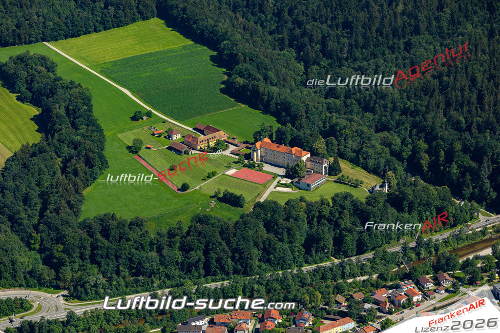 Aktuelles Luftbild von Maria Ward Traunstein - Die Luftaufnahme wurde 2022 mittels UL-Flugzeug erstellt ( keine Drohne ) - hochauflösende Kamera-Systeme von  Canon -Beste Qualität - Für grossformatige Ausdrucke geeignet. Die Geschenkidee !
