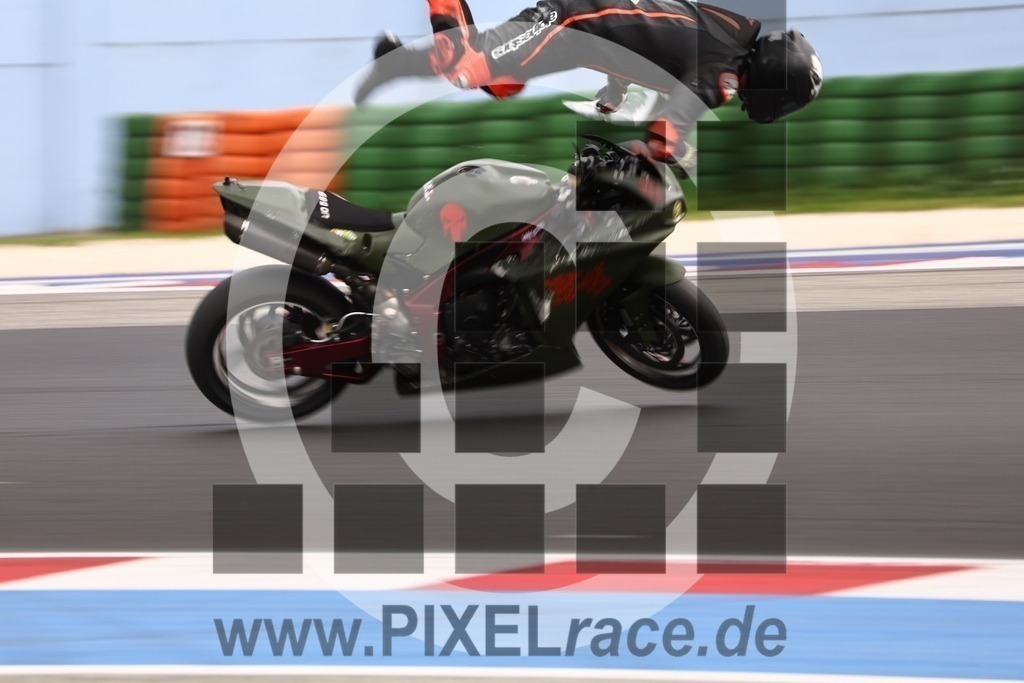 crash-20240330_04625 | Schöne Erinnerungen an spannende Momente - das festzuhalten ist unser Job. PIXELrace.de ist seit 2003 auf den Rennstrecken Europas unterwegs um die Action draußen beim Fahren und die wunderbare Stimmung imm Fahrerlager für euch einzufangen.