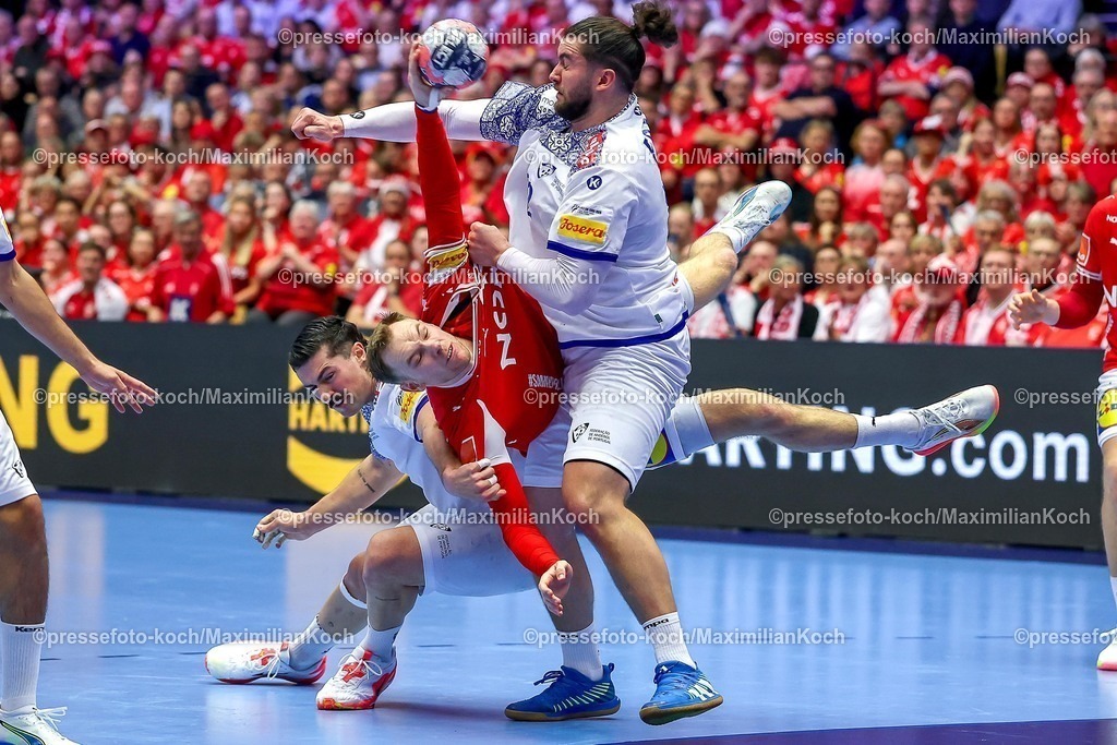 EHF20012602111 | 20.01.2026, Handball, Men's EHF EURO 2026, Dänemark - Portugal, Jyske Bank Boxen in Herning, Dänemark, Preliminary Round:  Mathias Gidsel (Denmark #19) im Zweikampf gegen   Rocha Nogueira (Portugal #13)  Luis Diogo Sousa Frade (Portugal #82) 