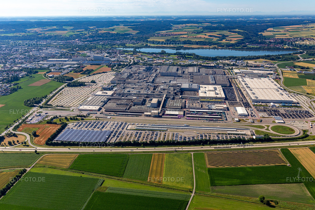 Luftbild: BMW Werk 2.4 im Ortsteil Salitersheim in Dingolfing im Bundesland Bayern in Deutschland. – Foto: IMG_133165.jpg vom 03.07.2022 durch Werner Riehm/FLY-FOTO.de – Auflösung des Originals: 5472 x 3648 px – BMW Group Plant Dingolfing