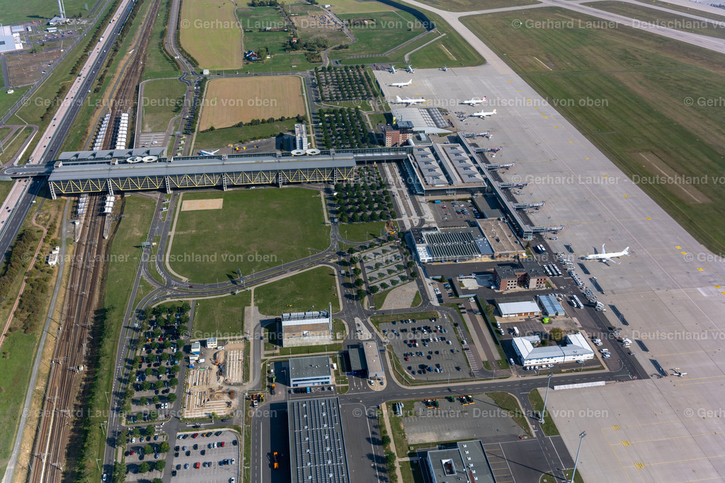 4040010 | SCHKEUDITZ 14.09.2020 Abfertigungs- Gebäude und Terminals auf dem Gelände des Flughafen der " Flughafen Leipzig/Halle GmbH " in Schkeuditz im Bundesland Sachsen, Deutschland. // Dispatch building and terminals on the premises of the airport of " Flughafen Leipzig/Halle GmbH " in Schkeuditz in the state Saxony, Germany. Foto: Gerhard Launer