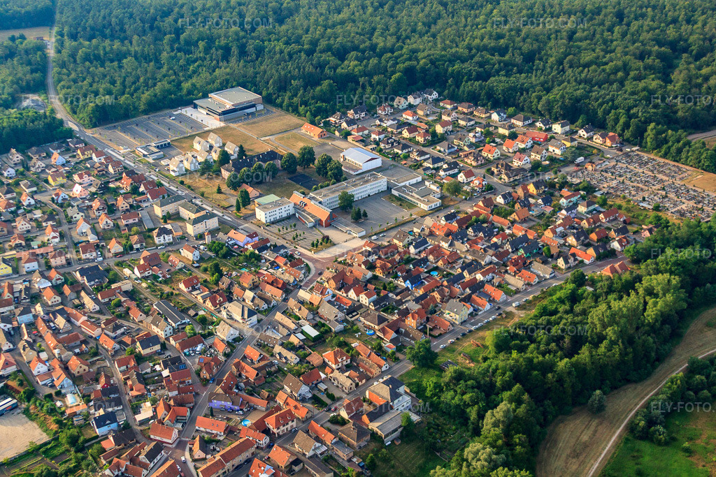 Aerial view: Collège Albert Camus with Ensemble polyvalent le CERAM and Gymnase du Collège in Soufflenheim in the state Bas-Rhin, France. – Photo: IMG_30561.jpg taken on 07/09/2010 by Werner Riehm/FLY-FOTO.com – Resolution of the original: 4752 x 3168 px – CLG-CAMUS-SOUFFLENHEIM.MONBUREAUNUMERIQUE.FR – Agenda JDS : Loisirs, sorties et spectacles - jds.fr