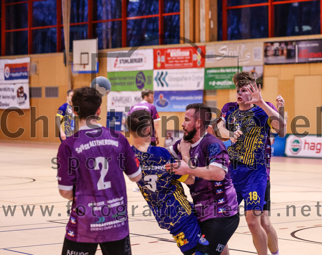 2024-12-14_088_SpVgg_Altenerding_gegen_MTV_Pfaffenhofen | Erding, Deutschland, 14.12.2024:Handball, Bezirksoberliga Männer 2024 / 2025, 10. Spieltag, SpVgg Altenerding gegen MTV Pfaffenhofen, Endergebnis: 32:30Fabian Putz (MTV Pfaffenhofen, #3), Sebastian Forster (SpVgg Altenerding, #13), Florian Ostler (MTV Pfaffenhofen, #18)Foto: Christian Riedel / fotografie-riedel.net