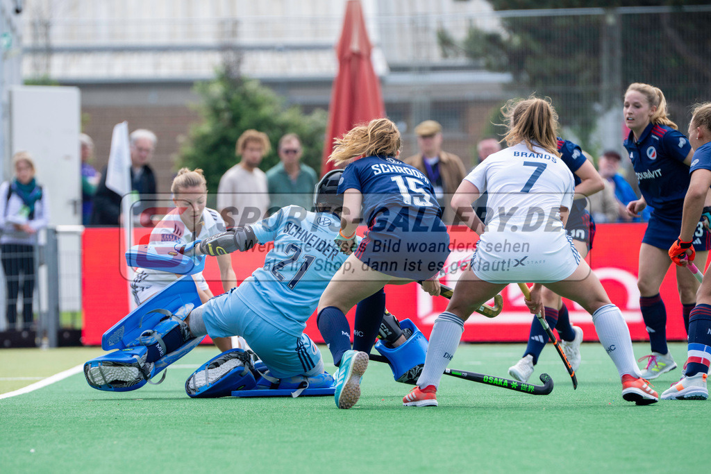 Final4_20240519-1229-0015 | Bonn, Deutschland, 19.05.2024: Lisa Schneider (Mannheimer HC), Paula Schroeder (Mannheimer HC), Mabel Brands (Duesseldorfer HC) in Aktion waehrend des Spiels der Deutsche Feldhockey-Meisterschaften 2024 zwischen Final 4 Damen Finale Düsseldorfer HC - Mannheimer HC im Bonner THV am 19.05.2024 in Bonn, Deutschland. (Foto von Stephan Fehrmann)

Bonn, Germany, 19.05.2024: Lisa Schneider (Mannheimer HC), Paula Schroeder (Mannheimer HC), Mabel Brands (Duesseldorfer HC) in action during the game of Deutsche Feldhockey-Meisterschaften 2024 between Final 4 Damen Finale Düsseldorfer HC - Mannheimer HC in Bonner THV at 19.05.2024 in Bonn, Deutschland. (Foto from Stephan Fehrmann)