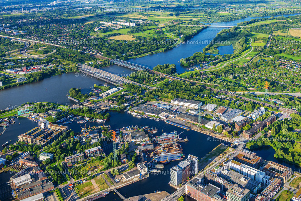 Hamburg_Harburg_Gewerbegebiet_Nartenstrasse_ELS_9006040823 | HAMBURG 04.08.2023 Kaianlagen und Schiffs- Anlegestellen Gewerbegebiet Nartenstraße an den Hafenbecken an der Süderelbe im Ortsteil Harburg in Hamburg, Deutschland. Weiterführende Informationen bei: Hafen Hamburg Marketing e.V. (HHM),  Handelshof Management GmbH,  Jöhnk Werft GmbH,  Stiftung Berufliche Bildung. // Quays and ship moorings in the Nartenstrasse commercial area at the harbor basin on the Suederelbe in the Harburg district in Hamburg, Germany. Further information at: Hafen Hamburg Marketing e.V. (HHM),  Handelshof Management GmbH,  Joehnk Werft GmbH,  Stiftung Berufliche Bildung. Foto: Martin Elsen