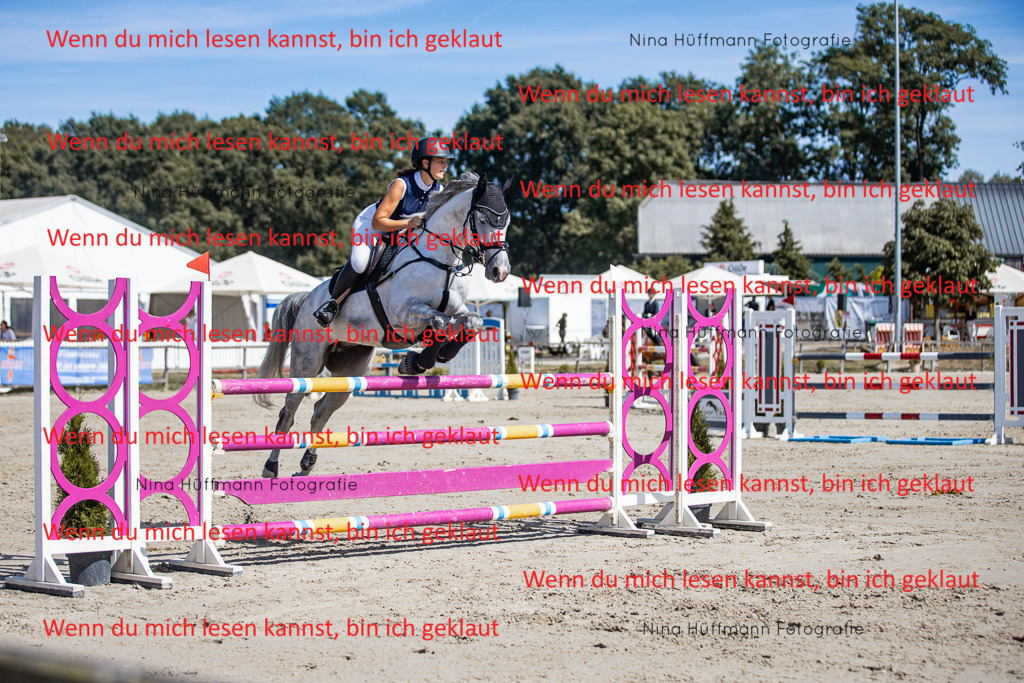 BK1A6892 | Turnierbilder Turnierfotos Nina Hüffmann Turnierfotografie Pferdefotografie Tierzeichnung Haustierzeichnung Pferdezeichnung Hundezeichnung Videograf  - Realisiert mit Pictrs.com