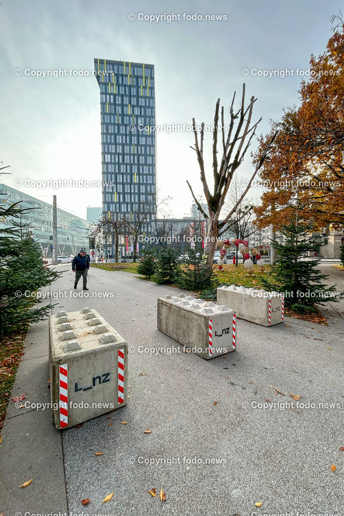 Linz_ Weihnachtsmarkt_ Terrorschutz_ 19.11.2025-8 | 19.11.2025, LINZ, AUT, Weihnachtsmarkt, im Bild Themenbild, Betonbarrieren, Betonblock, Terrorschutz, Volksgarten, Stadt, L_nz, Sicherheit, Fußgaengerzone, Weihnachtsmarkt, Huetten, Winter, Absperrung, Verkehrsschutz, oeffentlicher Platz, Menschen, urban, Feature, Symbolbild