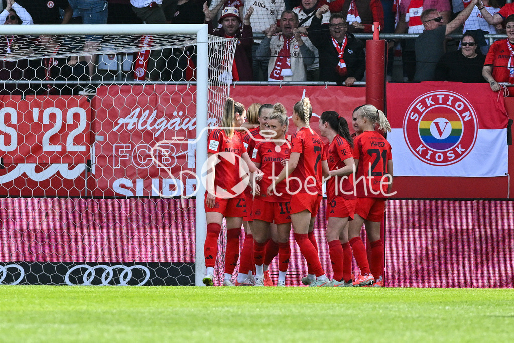 FC Bayern München - SC Freiburg | Jubel der FCB Frauen nach dem Treffer zum 3-1 durch Madalena ERIKSSON (FCB #5) / Tor / Torschuetze / Freude / Happy / Frauen Bundesliga: FC Bayern Muenchen - SC Freiburg, FC Bayern Campus am 27.04.2025