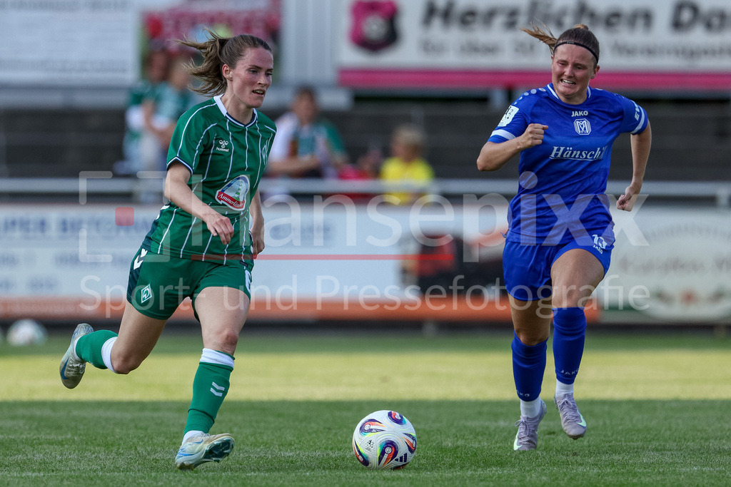 Fussball, Testspiel Frauen, SV Meppen - SV Werder Bremen | v.li.: Reena Wichmann (SV Werder Bremen, 6) und Ayleen Seyen (SV Meppen, 13) im Laufduell, Zweikampf, Duell, Dynamik, Aktion, Action, Spielszene