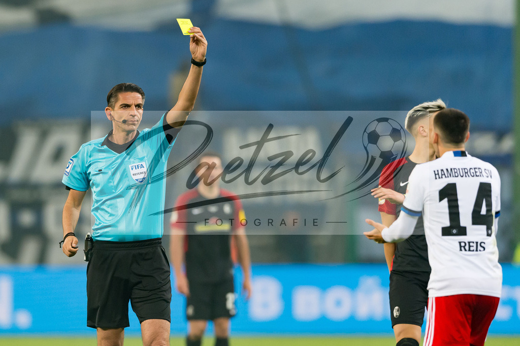 HSVSCF20220419_121 | Fussball, Herren: Referee Deniz Aytekin zeigt Ludovit Reis (Hamburger SV) die gelbe Karte beim DFB-Pokal-Halbfinalspiel zwischen Hamburger SV und SC Freiburg im Volksparkstadion am 19.04.2022 in Hamburg, Deutschland.DFB / DFL REGULATIONS PROHIBIT ANY USE OF PHOTOGRAPHS AS IMAGE SEQUENCES AND/OR QUASI-VIDEO. - Realisiert mit Pictrs.com
